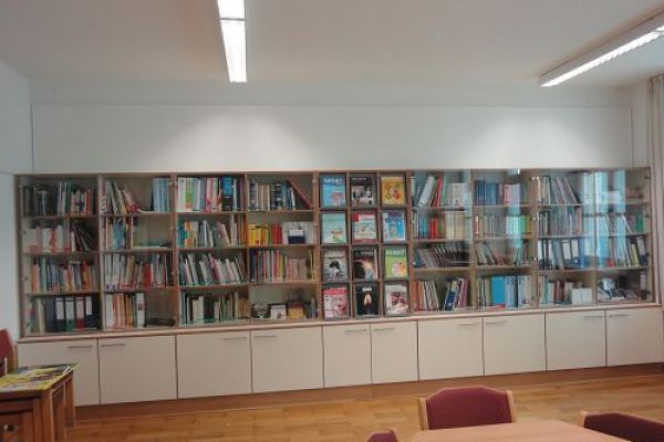 lehrerbibliothekA1265F70-B0CC-ED73-56D7-079211A658D8.jpg