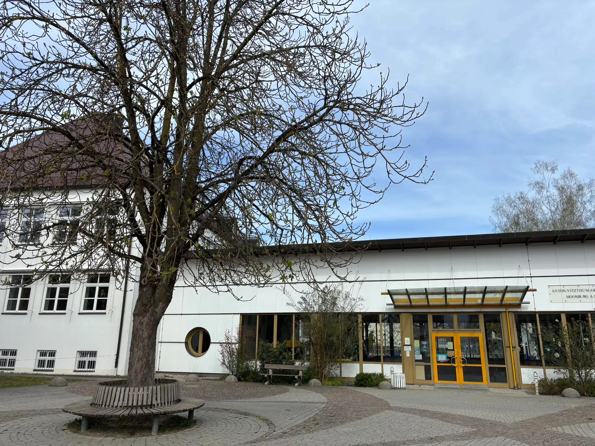 Eingangsbereich draußen vor AVGS
