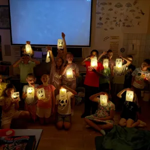 Kinder mit Laternen